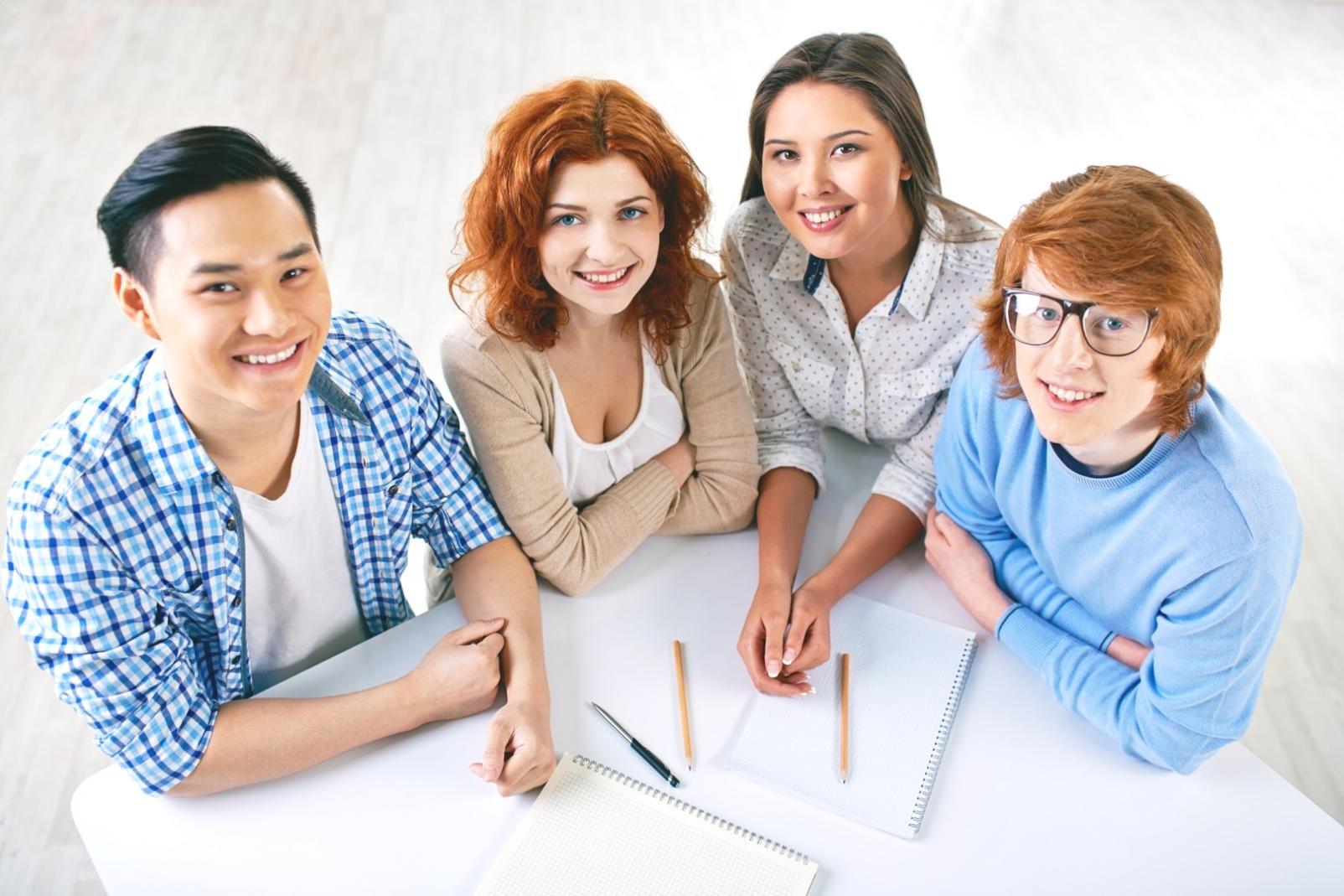 Consultation personnalisée avec analyse de documents financiers sur table de travail moderne